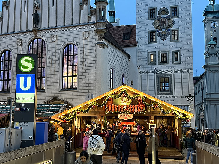 Mit U-Bahn und S-Bahn direkt zum Punschstüberl auf dem Christkindlmarkt am Münchner Marienplatz (©Foto: Martin Schmitz)